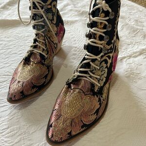 Elegant Floral Embroidered Women's Boots
